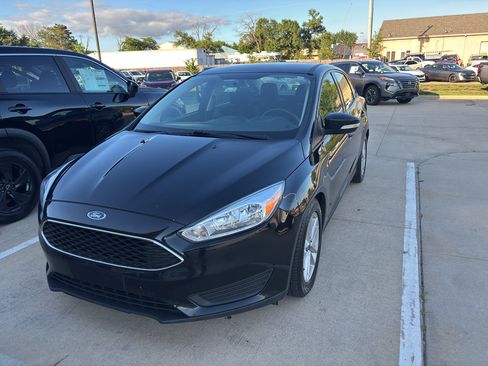 Used 2018 Ford Focus SE w/ Cold Weather Package FWD image 1