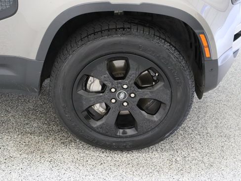 Used 2021 Land Rover Defender 110 SE AWD/4WD image 5