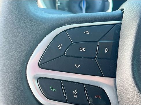 Used 2024 Chrysler Pacifica Touring-L FWD image 10