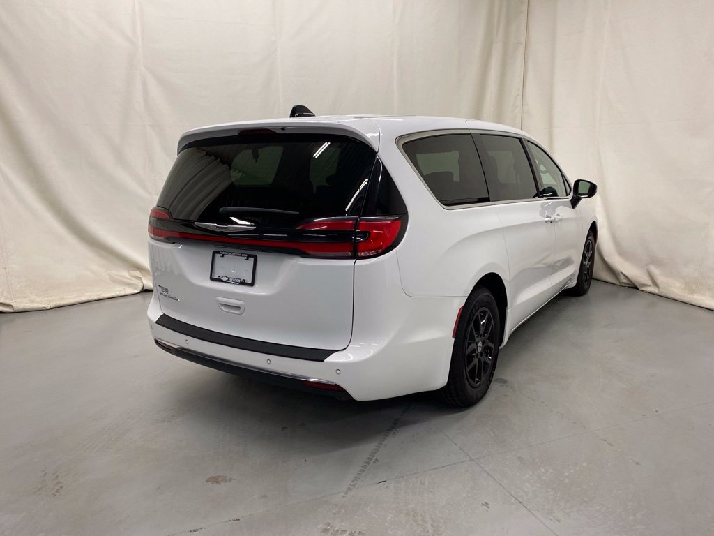 Used 2023 Chrysler Pacifica Touring-L FWD image 7