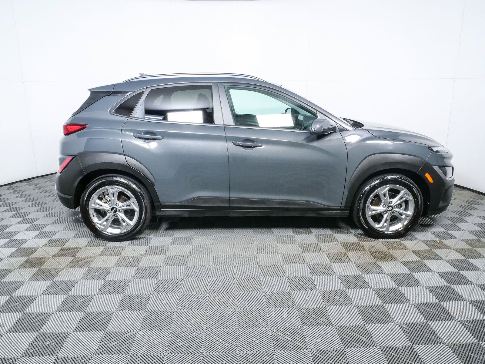 Used 2023 Hyundai Kona SEL w/ Convenience Package FWD image 2