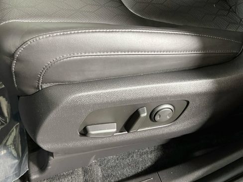 Used 2024 Kia Carnival EX FWD image 18