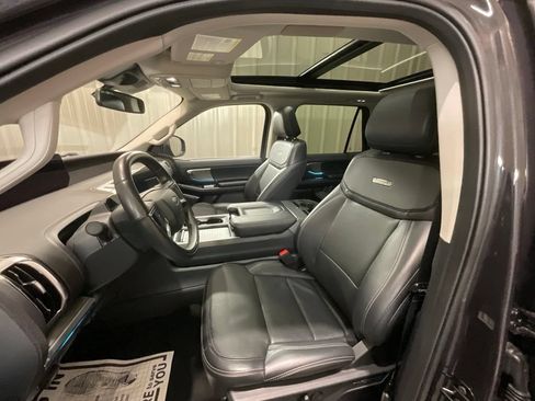 Used 2025 Ford Expedition Max Platinum w/ Driver's Package AWD/4WD image 9