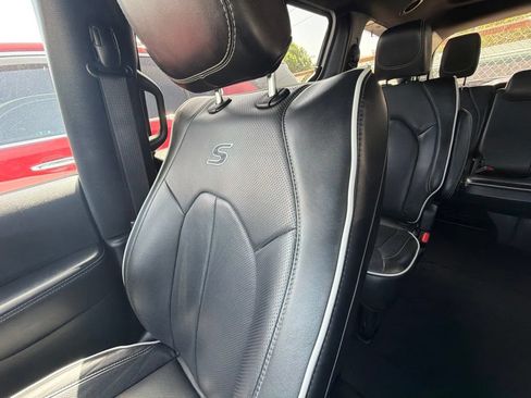Used 2025 Chrysler Pacifica Limited FWD image 42