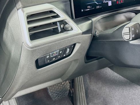 Used 2025 BMW 230i Coupe w/ Convenience Package image 10