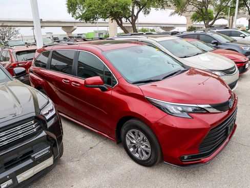 Used 2025 Toyota Sienna XLE w/ XLE Plus Package image 7