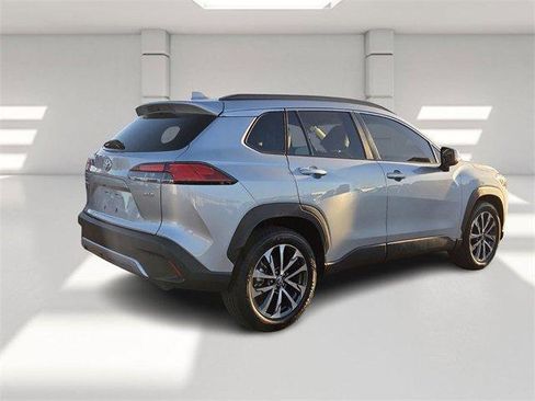 Used 2023 Toyota Corolla Cross XLE image 5