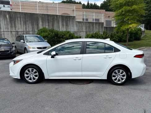 Used 2025 Toyota Corolla LE FWD image 4