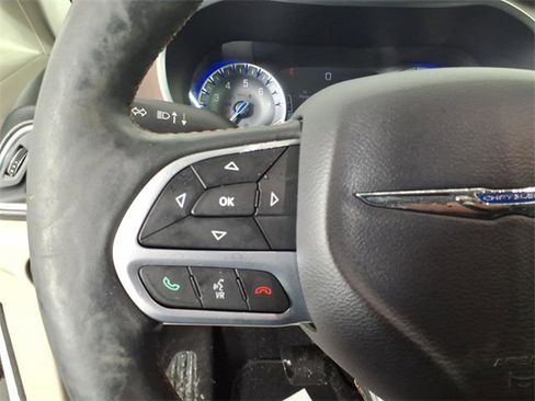 Used 2017 Chrysler Pacifica Touring-L Plus image 13