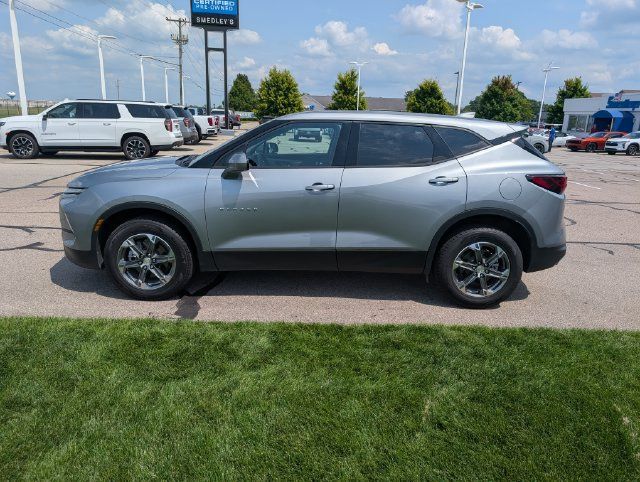 Used 2025 Chevrolet Blazer LT FWD image 11