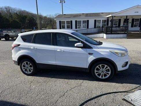 Used 2017 Ford Escape SE image 3