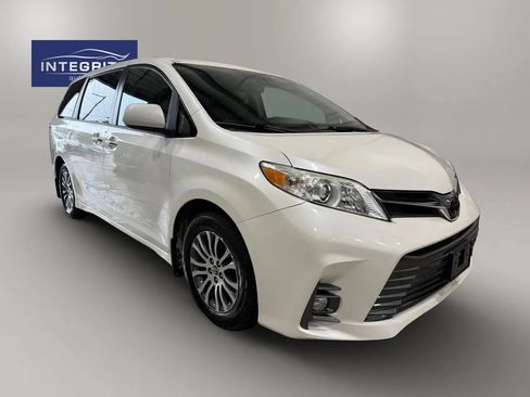 Used 2018 Toyota Sienna XLE w/ XLE Navigation Package FWD image 1