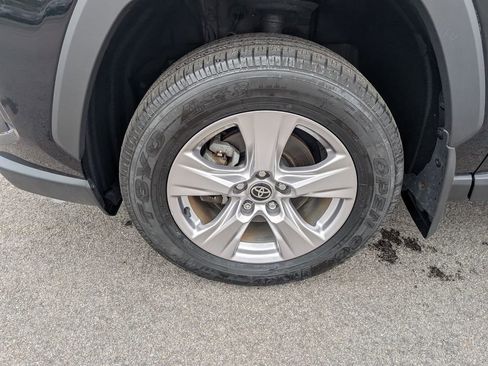 Used 2022 Toyota RAV4 XLE w/ Convenience Package image 12