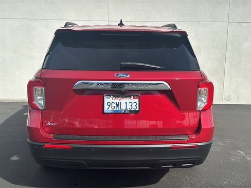 Certified 2023 Ford Explorer XLT image 3