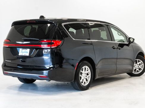 Used 2025 Chrysler Pacifica Select FWD image 31