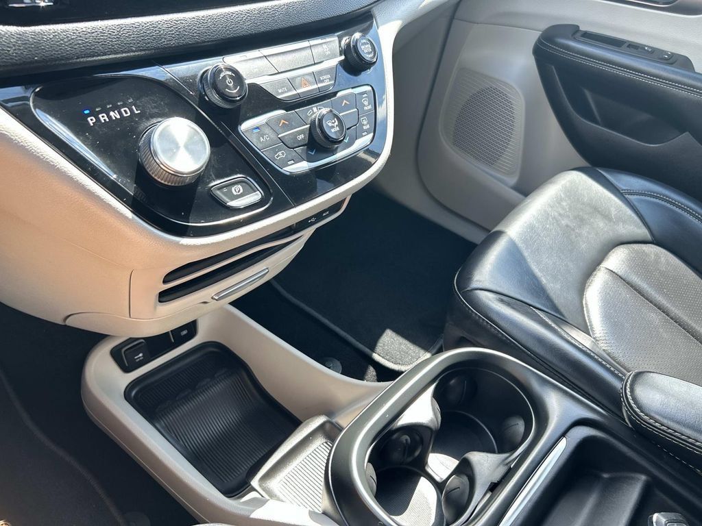 Used 2020 Chrysler Voyager Lxi FWD image 33