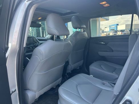Used 2022 Toyota Highlander XLE image 8