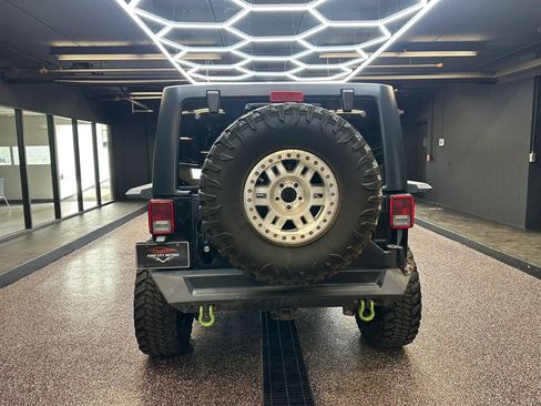 Used 2017 Jeep Wrangler Unlimited Rubicon AWD/4WD image 6