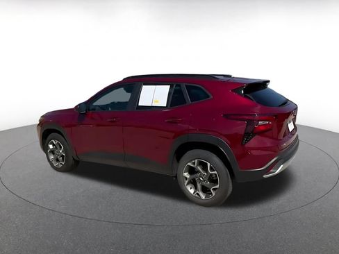 Used 2025 Chevrolet Trax LT w/ LT Convenience Package FWD image 10