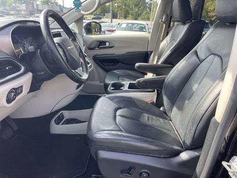 Used 2020 Chrysler Pacifica Touring-L Plus w/ Advanced Safetytec Group FWD image 23