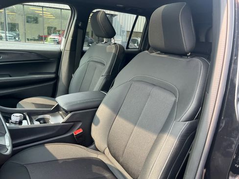 New 2025 Jeep Grand Cherokee Laredo w/ Luxury Tech Group I image 14