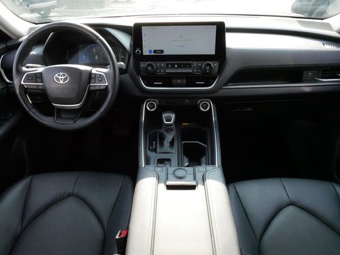 Used 2025 Toyota Grand Highlander AWD image 10