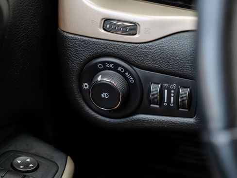 Used 2017 Jeep Cherokee Latitude w/ Safety/Convenience Group image 31