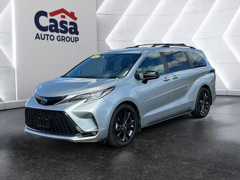 Used 2022 Toyota Sienna XSE image 7
