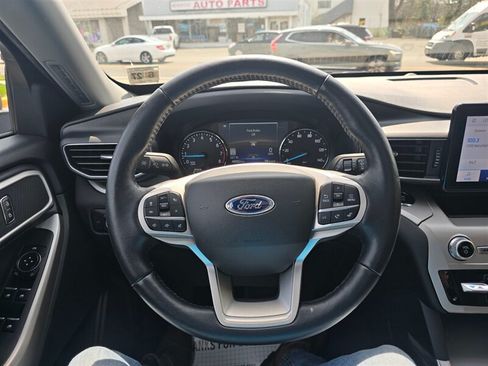 Used 2022 Ford Explorer XLT w/ Equipment Group 202A AWD/4WD image 6