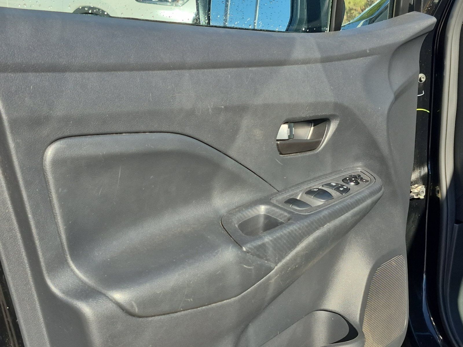 Used 2025 Nissan Versa S FWD image 14