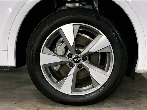 Used 2023 Audi Q5 2.0T Premium w/ Convenience Package image 12