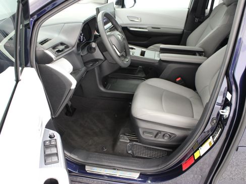 Used 2026 Toyota Sienna XLE FWD image 13