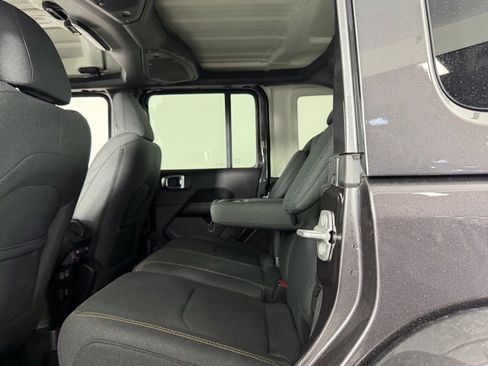 Used 2025 Jeep Wrangler Unlimited Sahara image 22