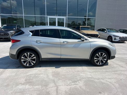 Used 2017 INFINITI QX30 Premium w/ Navigation Package AWD/4WD image 4