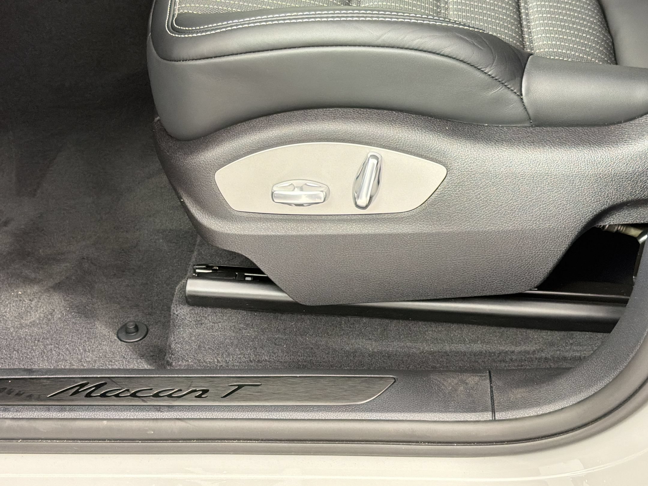 Certified 2026 Porsche Macan Turbo AWD/4WD image 16