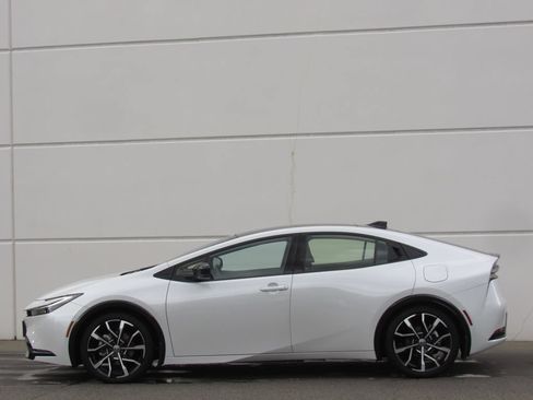 Certified 2026 Toyota Prius Plug-In Hybrid FWD image 4