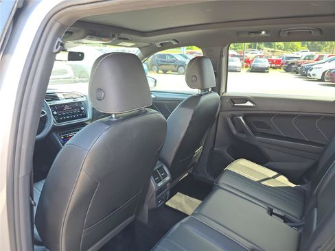 Used 2022 Volkswagen Tiguan SE R-Line FWD image 16