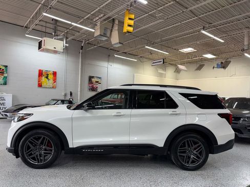 Used 2025 Ford Explorer ST AWD/4WD image 2