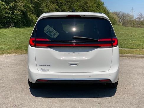 Used 2025 Chrysler Pacifica Select FWD image 6