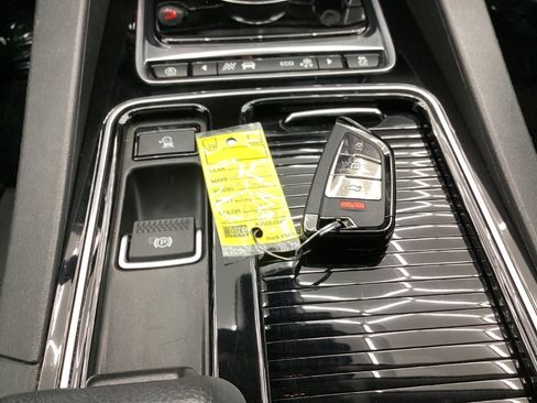 Used 2018 Jaguar F-PACE Premium image 43