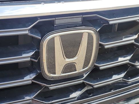 Used 2025 Honda Pilot Touring image 4