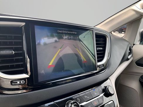 Used 2024 Chrysler Pacifica Touring-L FWD image 22