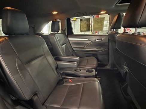 Used 2019 Toyota Highlander XLE FWD image 31