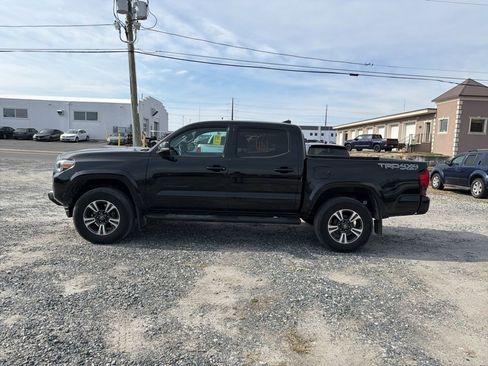 Used 2019 Toyota Tacoma TRD Sport image 2