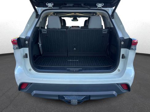 Used 2021 Toyota Highlander XLE image 11