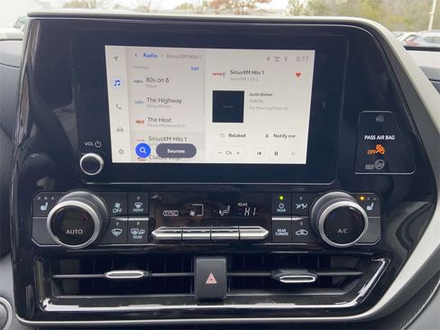 Used 2025 Toyota Highlander XLE image 18