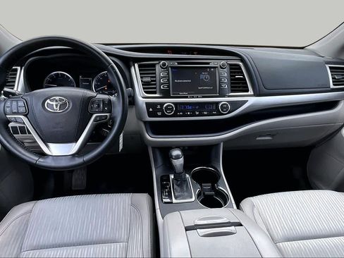 Used 2018 Toyota Highlander Plus FWD image 14