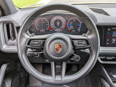 Certified 2024 Porsche Cayenne AWD/4WD image 8