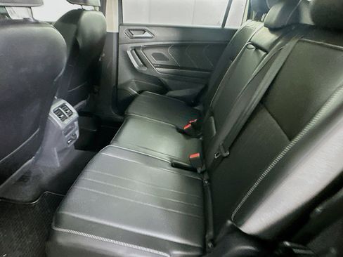 Used 2022 Volkswagen Tiguan SE w/ Panoramic Sunroof Package image 27