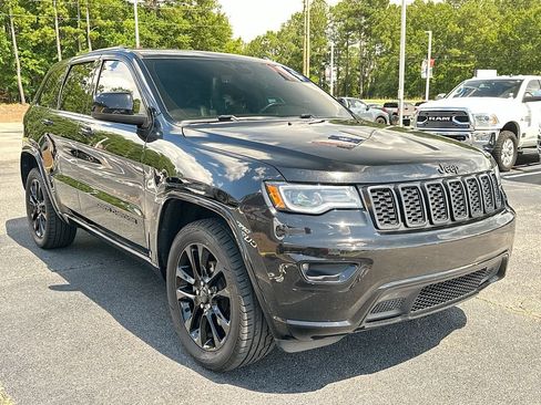Used 2020 Jeep Grand Cherokee Altitude AWD/4WD image 2